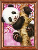 Медвежонок панды на дереве