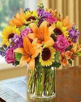 Яркие лилии и подсолнухи в вазе