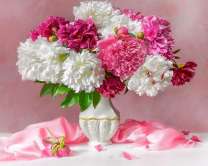 Нежная ваза с букетом пушистых пионов