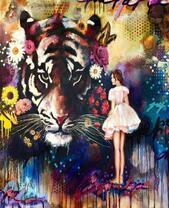 Тигр из цветов и девушка в белом платье