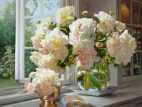 Прозрачная ваза с пионами на окне