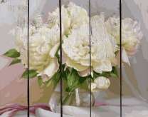 Небольшой букетик белых пионов