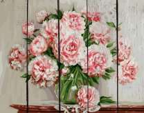 Розовые пионы и прозрачная ваза