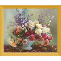 Ваза с букетом пионов и полевых цветов