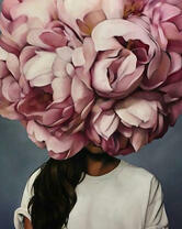 Брюнетка с пионом на голове