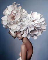 Обнаженная девушка и пионы в голове