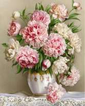 Цветы пионы в белой вазе