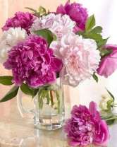 Прозрачный бокал с букетиком пионов