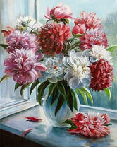 Букет разноцветных пионов на окне