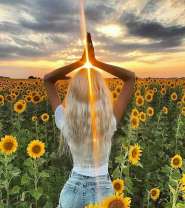 Девушка на поле подсолнухов