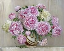 Золотистый узор на белой вазе с пионами