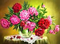 Букет пионов в прозрачной вазе и вишни