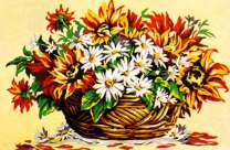 Корзина с букетом подсолнухов и ромашек