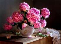 Букет розовых пионов в белой вазе