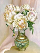 Медная ваза с букетом белых пионов