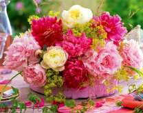 Букет утренних пионов в вазе