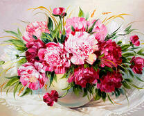 Яркие летние пионы в белой вазе