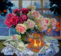 Пионы в вазе и фонарик на столе