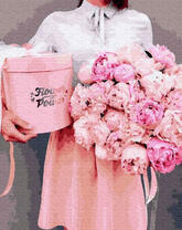 Девушка с подарком и букетом пионов