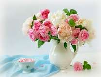 Розы и пионы в белом кувшине