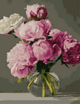 Крупный букет пионов в прозрачной вазе