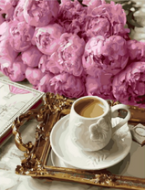 Букет розовых пионов и кофе в красивой чашечке