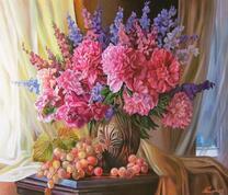 Виноград и ваза с букетом пионов