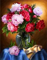 Букет пионов в вазе на синей скатерти