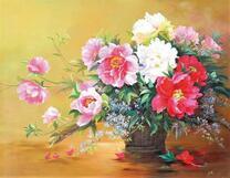 Большой букет пионов в корзинке