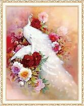 Белоснежные павлины среди пионов