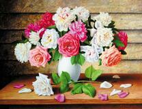 Белая ваза с пионами и розами