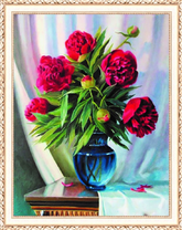 Букет багровых пионов в стеклянной вазе