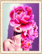 Обнаженная девушка и большие пионы