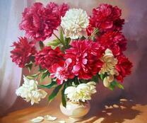 Белая ваза с букетом красных и белых пионов