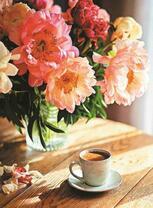 Чашечка кофе под букетом пионов