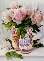 Фигурные вазы с букетами пионов