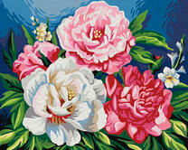 Три больших цветка на синем фоне