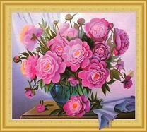 Прозрачная ваза с букетом розовых пионов