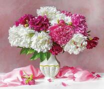 Букет пионов в ажурной вазочке