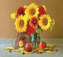 Корзинка с яблоками и букетик в вазе