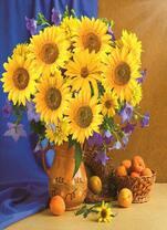 Яркий букет цветов на столе с абрикосами