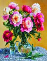 Букетик пионов в прозрачном кувшине