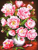 Белая ваза с розовыми пионами на столе