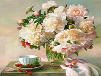 Букет садовых пионов и чашечка чая