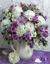 Белый кувшин с пионами и герберами