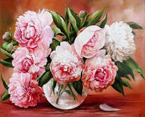 Полные пионы в прозрачной вазе