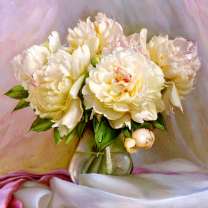 Прозрачная ваза с белыми пионами