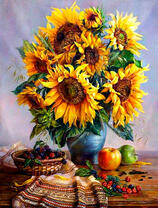 Букет подсолнухов и земляника