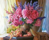 Виноград под вазой с букетом пионов