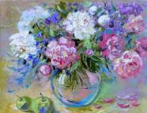 Прозрачная ваза с пионами